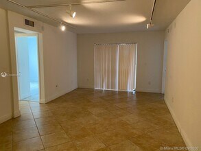 855 NE 209th St-Unit -104-34 in North Miami Beach, FL - Building Photo - Building Photo