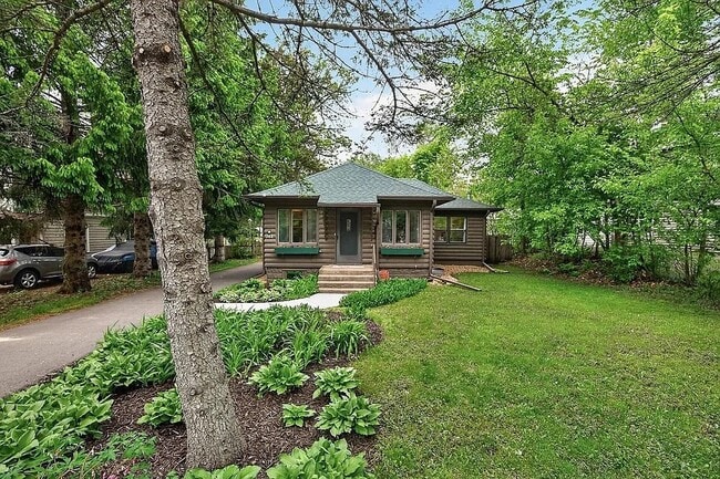 944 Mahtomedi Ave