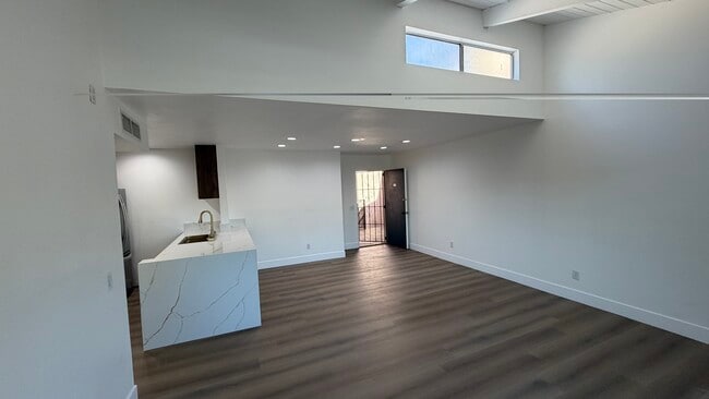 10331 Lindley Ave, Unit 209 in Porter Ranch, CA - Foto de edificio - Building Photo