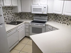 8235 Lake Dr-Unit -306 in Doral, FL - Building Photo - Building Photo