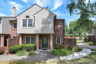 9572 Maple Way, Unit 7 in Indianapolis, IN - Building Photo - Building Photo