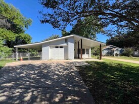 1749 Bluebonnet Ln in Kingsland, TX - Building Photo