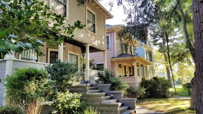 528 W 3rd St in Chico, CA - Foto de edificio - Building Photo