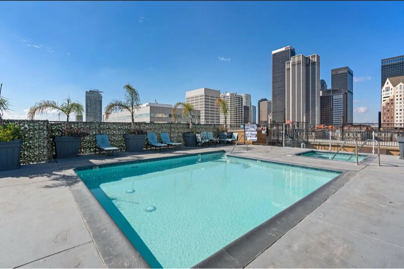 312 W 5th St in Los Angeles, CA - Building Photo