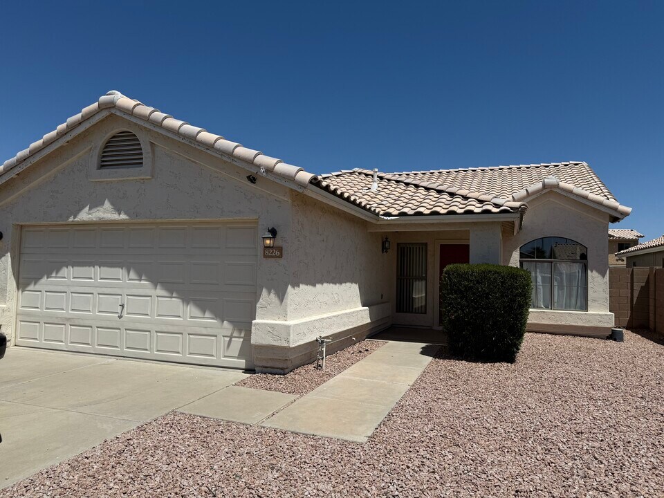 8226 W Eugie Ave in Peoria, AZ - Building Photo