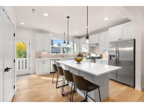 8421 N Burrage Ave in Portland, OR - Building Photo - Building Photo