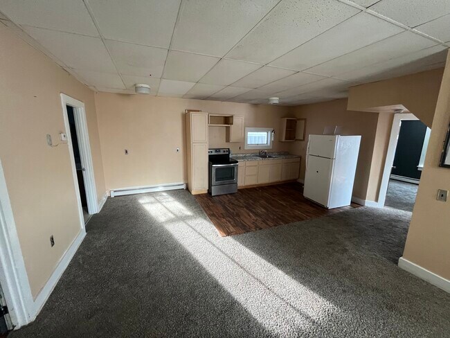 9 Commercial St, Unit #4 in Hartland, ME - Foto de edificio - Building Photo