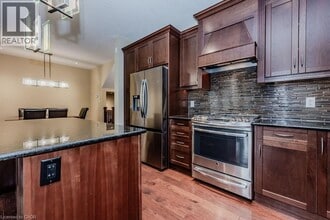 435 Winchester Dr in Waterloo, ON - Building Photo - Building Photo