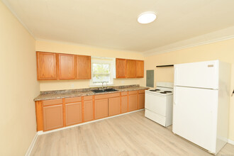130 Circle Dr in Litchfield, CT - Building Photo - Building Photo
