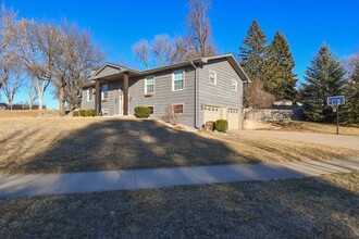 1801 E Otonka Ridge in Sioux Falls, SD - Building Photo - Building Photo