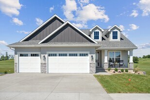 928 Long Dr in Solon, IA - Building Photo