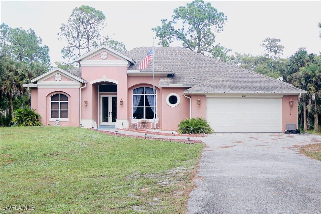 2621 Golden Gate Blvd W in Naples, FL - Building Photo