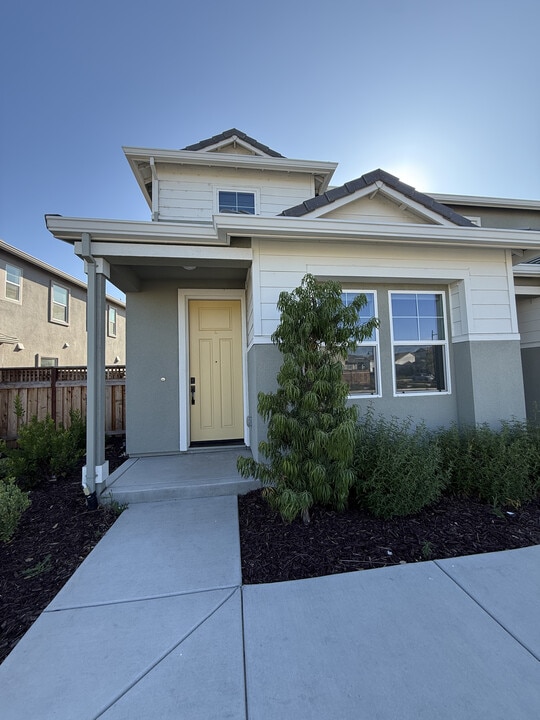 2750 Tacoma Dr in Lathrop, CA - Building Photo