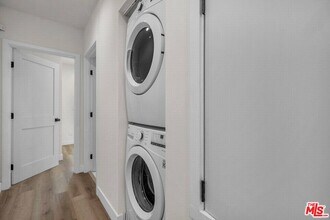 5008 Greenbush Ave in Los Angeles, CA - Building Photo - Building Photo