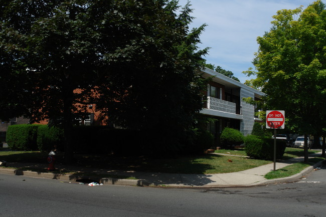 420 W 7th St in Plainfield, NJ - Foto de edificio - Building Photo