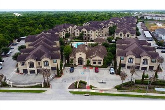 3131 W Bellfort Ave in Houston, TX - Foto de edificio - Building Photo