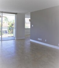 16565 NE 26th Ave in North Miami Beach, FL - Building Photo - Building Photo