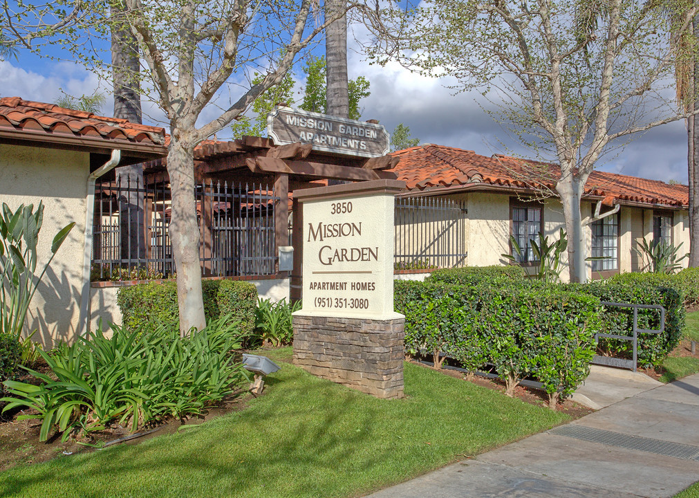 Mission Garden Apartments in Riverside, CA - Foto de edificio