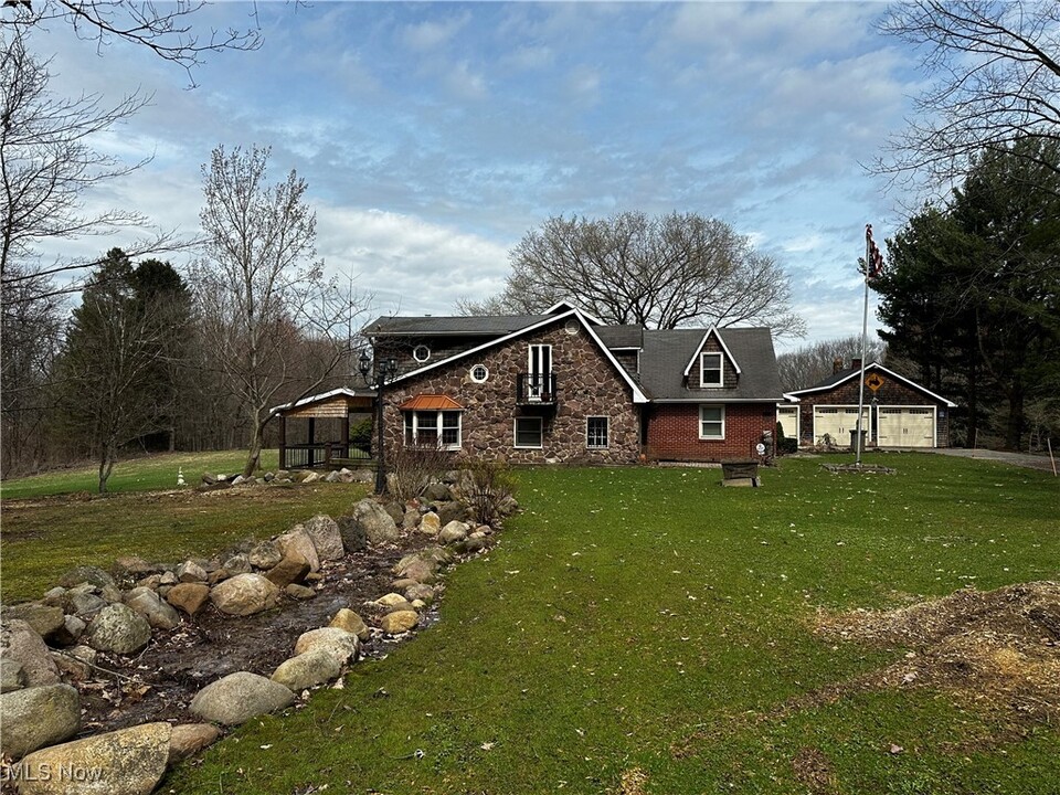 2071 Dewey Rd in Ashtabula, OH - Building Photo