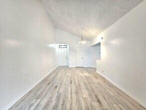 213 Lake Pointe Dr in Oakland Park, FL - Building Photo - Building Photo