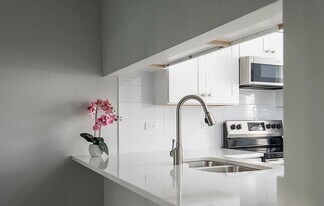 130 Crestwood Ct in Schaumburg, IL - Building Photo