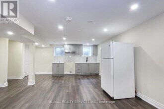 32 Sanford Crescent in Brampton, ON - Building Photo - Building Photo