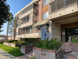 12235 Magnolia Blvd in Los Angeles, CA - Building Photo