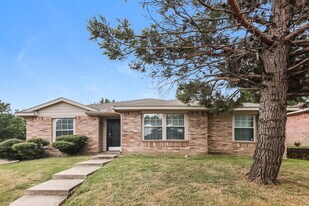 2712 Tranquil Way in Dallas, TX - Building Photo