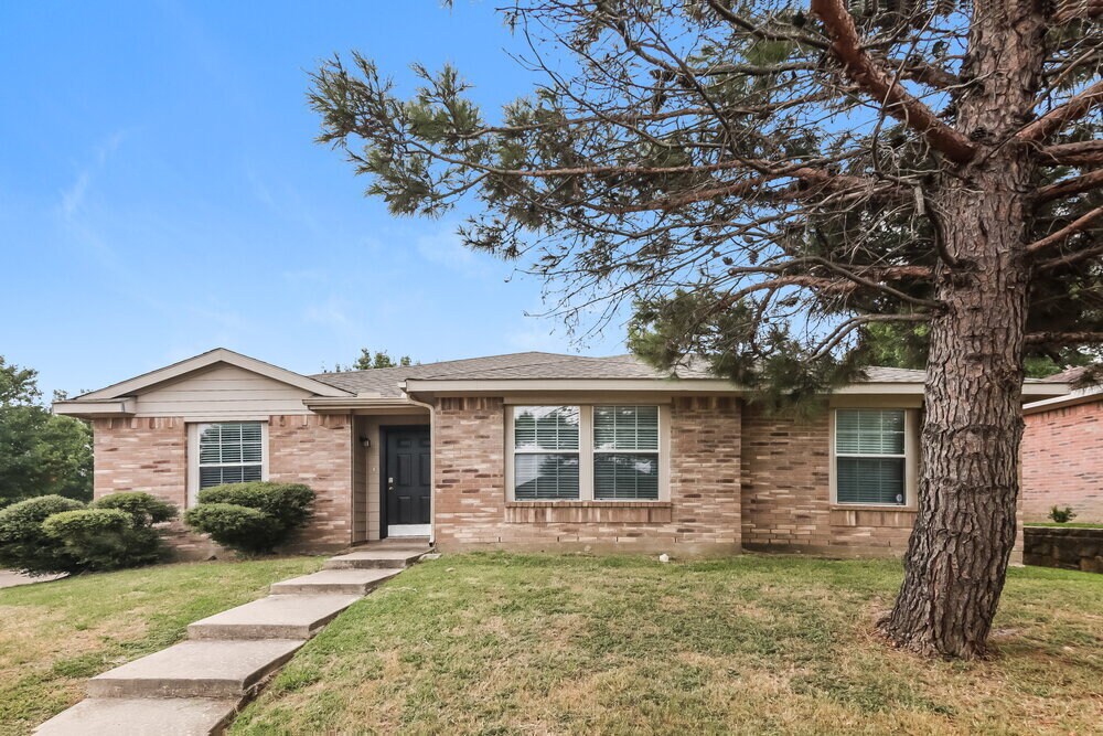 2712 Tranquil Way in Dallas, TX - Building Photo