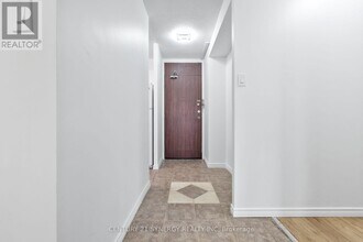 2020 Jasmine Crescent in Ottawa, ON - Building Photo - Building Photo