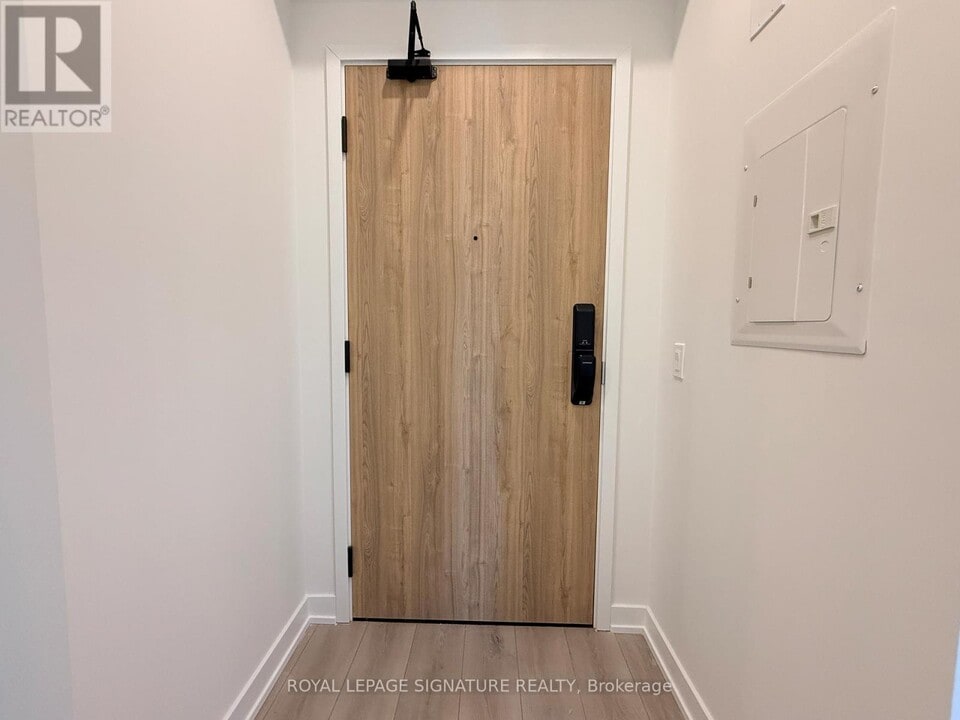 1 Fairview Rd E in Mississauga, ON - Building Photo