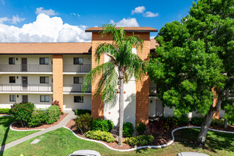 Bay Pointe Yacht & Racquet Club Condos in North Fort Myers, FL - Building Photo - Building Photo