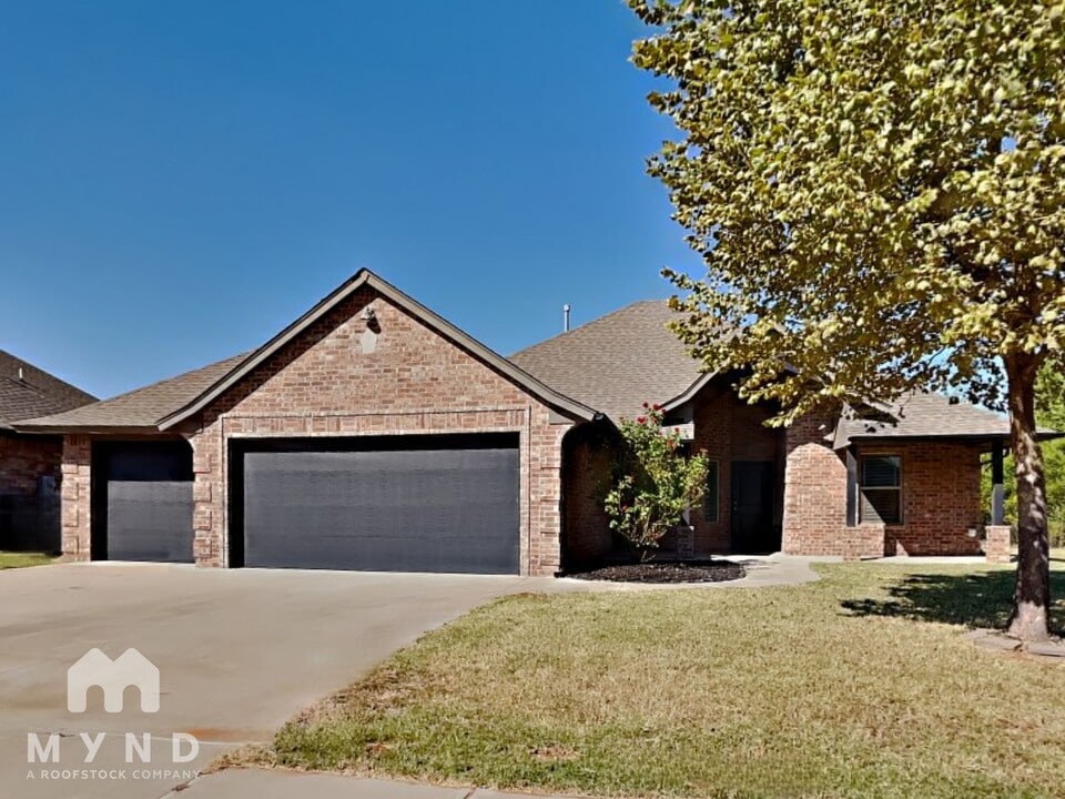 11029 NW 8th St in Yukon, OK - Building Photo