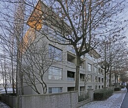 Dunway Court in Vancouver, BC - Building Photo - Building Photo