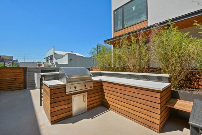 2002 E 7th St in Austin, TX - Foto de edificio - Building Photo