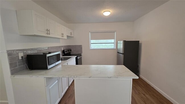 641 NW 2nd St, Unit 6 in Miami, FL - Building Photo - Building Photo