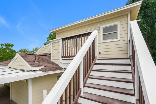 property at 3502 Longwood Dr