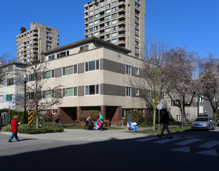 1205 Comox St in Vancouver, BC - Building Photo