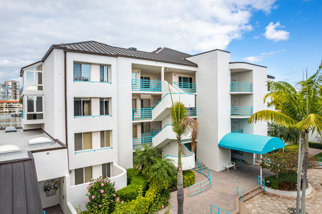 Park Shore Landings in Naples, FL - Building Photo