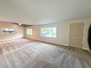 837 NE 194th St in Shoreline, WA - Building Photo - Building Photo