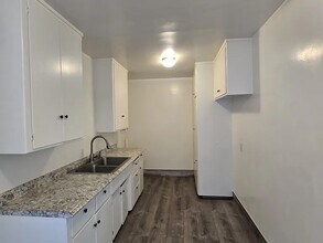 1639 W 84th Pl, Unit 4 in Los Angeles, CA - Building Photo - Building Photo