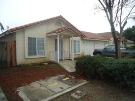 1986 W Roby Ave in Porterville, CA - Building Photo