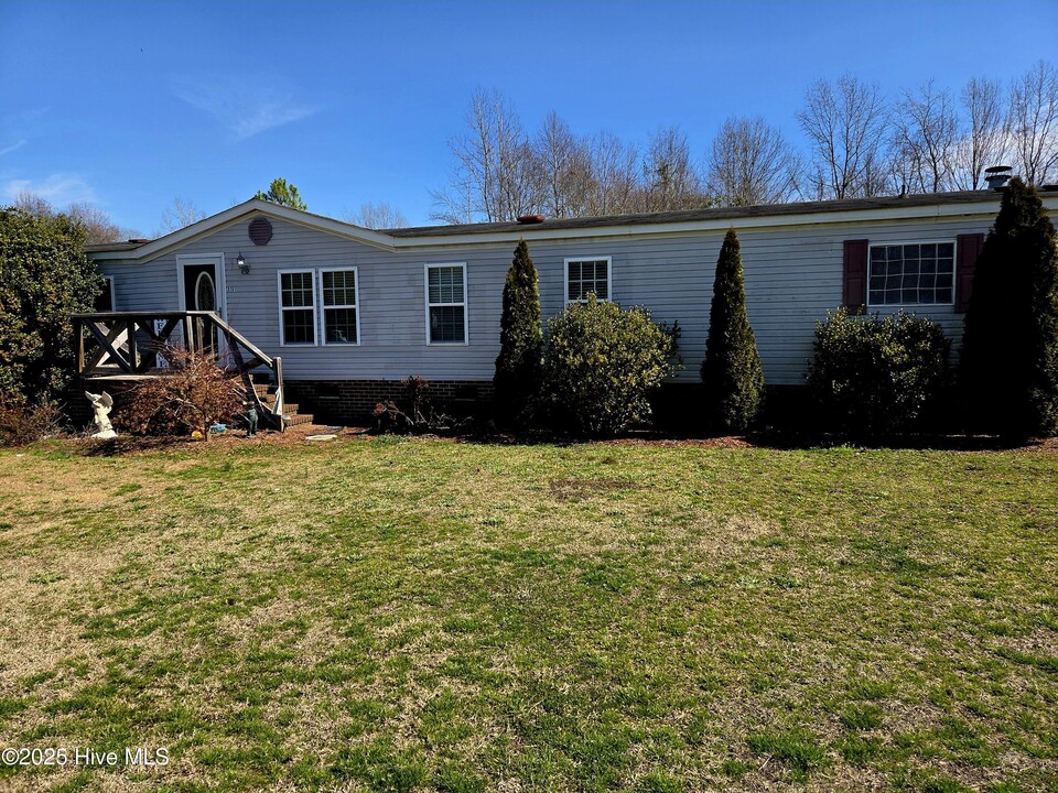 3151 Jolly Rd in Winterville, NC - Building Photo