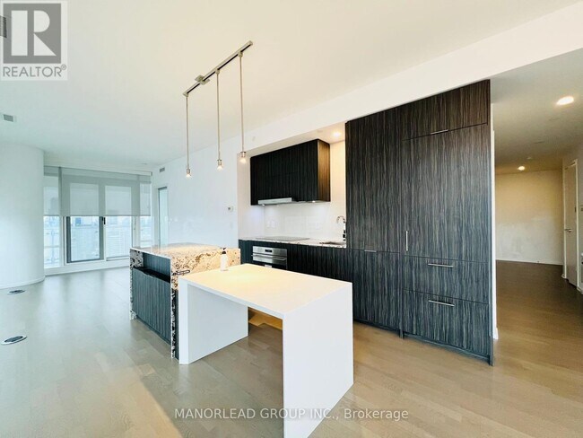 1 Bloor St E in Toronto, ON - Building Photo - Building Photo