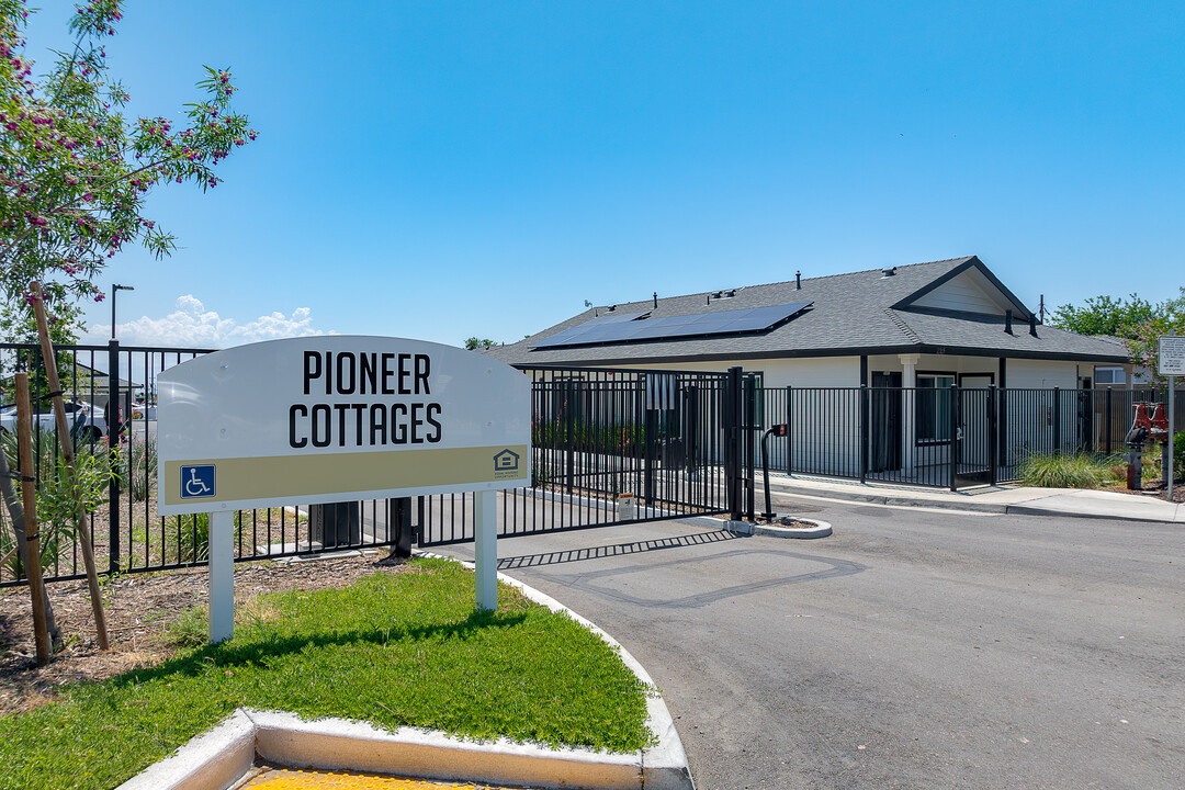 Pioneer Cottages in Bakersfield, CA - Building Photo