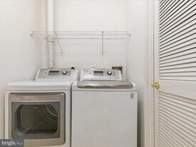 8105 Rainwater Cir in Manassas, VA - Building Photo