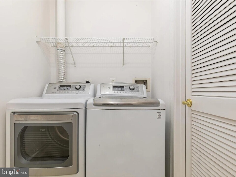 8105 Rainwater Cir in Manassas, VA - Building Photo