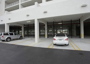 Gran Via Apartments in Miami, FL - Foto de edificio - Building Photo