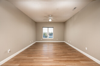 7 Ten in Bloomington, IN - Building Photo - Interior Photo