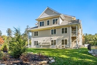 240 Main St in Millis, MA - Foto de edificio - Building Photo